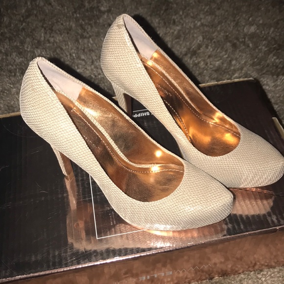 BCBG Platform Pump - Picture 3 of 4